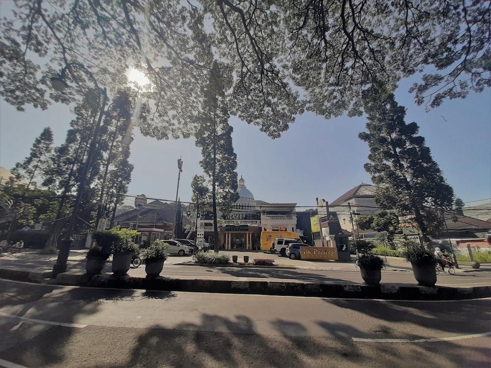 The Palais Hotel Dago Bandung Exterior photo