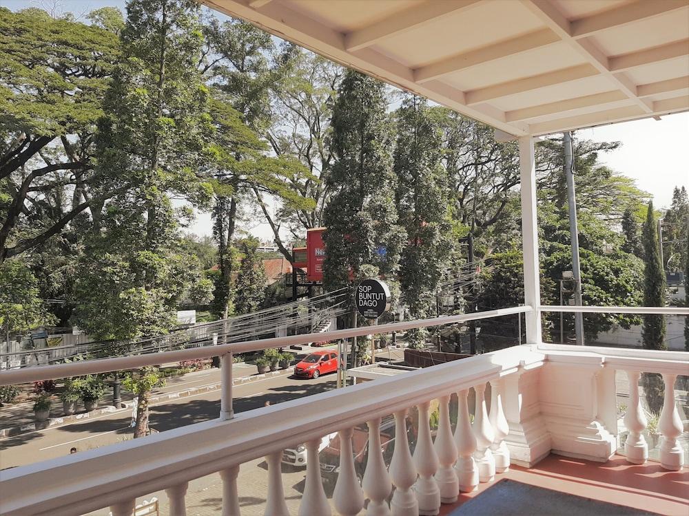 The Palais Hotel Dago Bandung Exterior photo